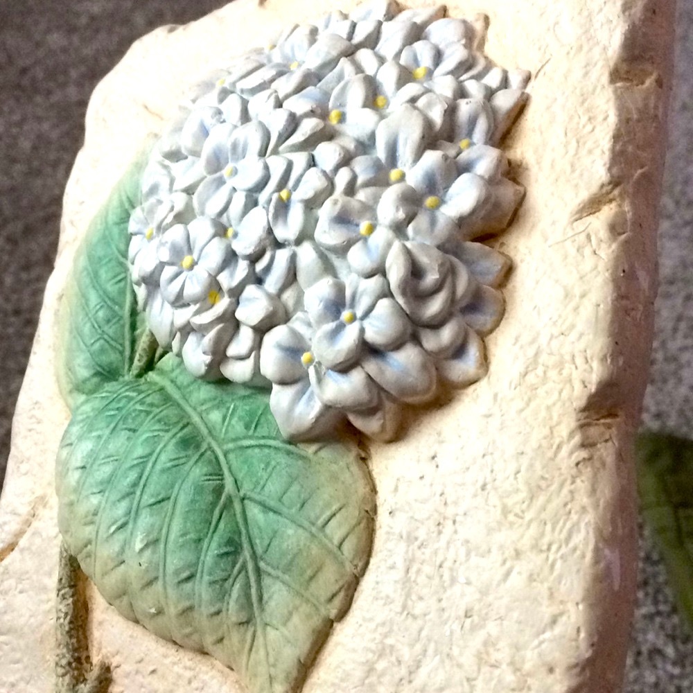 Plaster 3 D hydrangea garden plague. 7 X 5 inch.